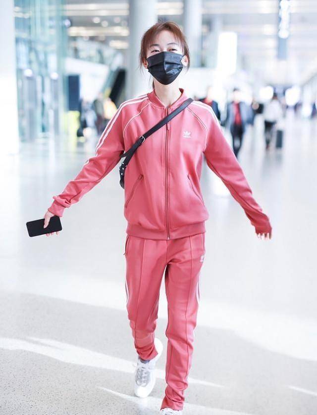 服装|吴谨言都这么瘦了，还要穿竖条纹来显瘦，看着头肩比都不太对劲