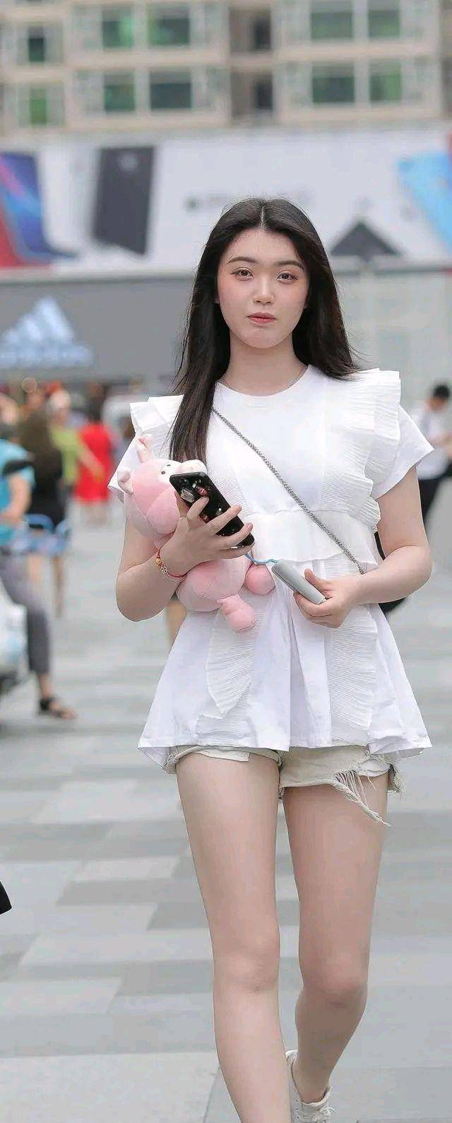 身材|白色荷叶边衬衫和红色格子衬衫，环肥燕瘦各有千秋，好看还有气质