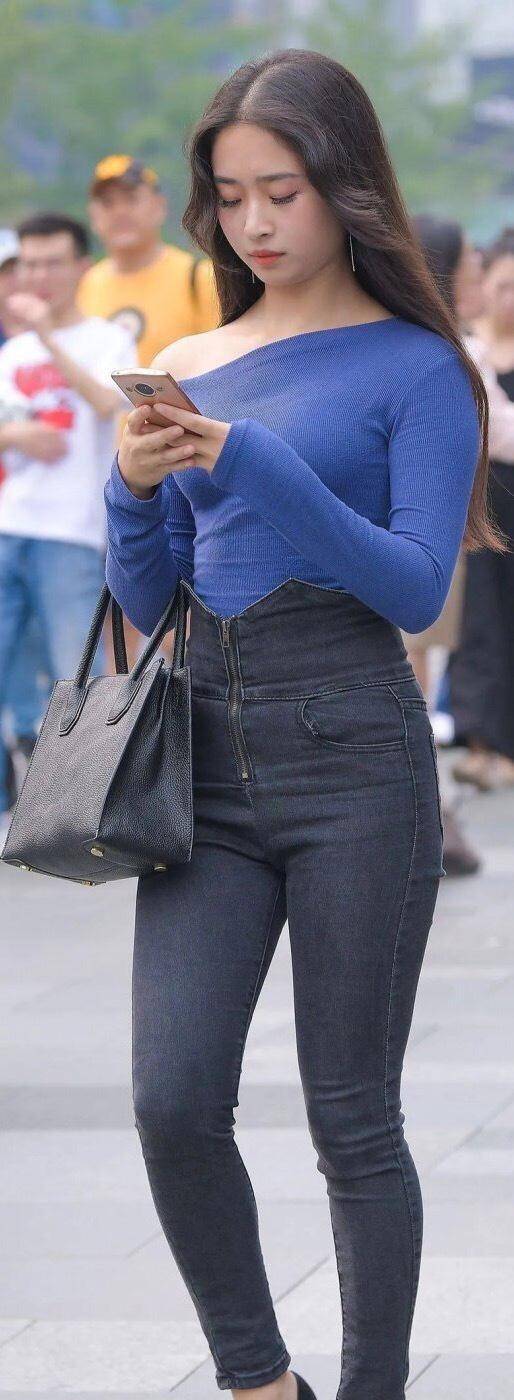 苗条身材|紧身牛仔裤搭配时髦上衣，展示苗条身材，时尚又性感，非常吸睛