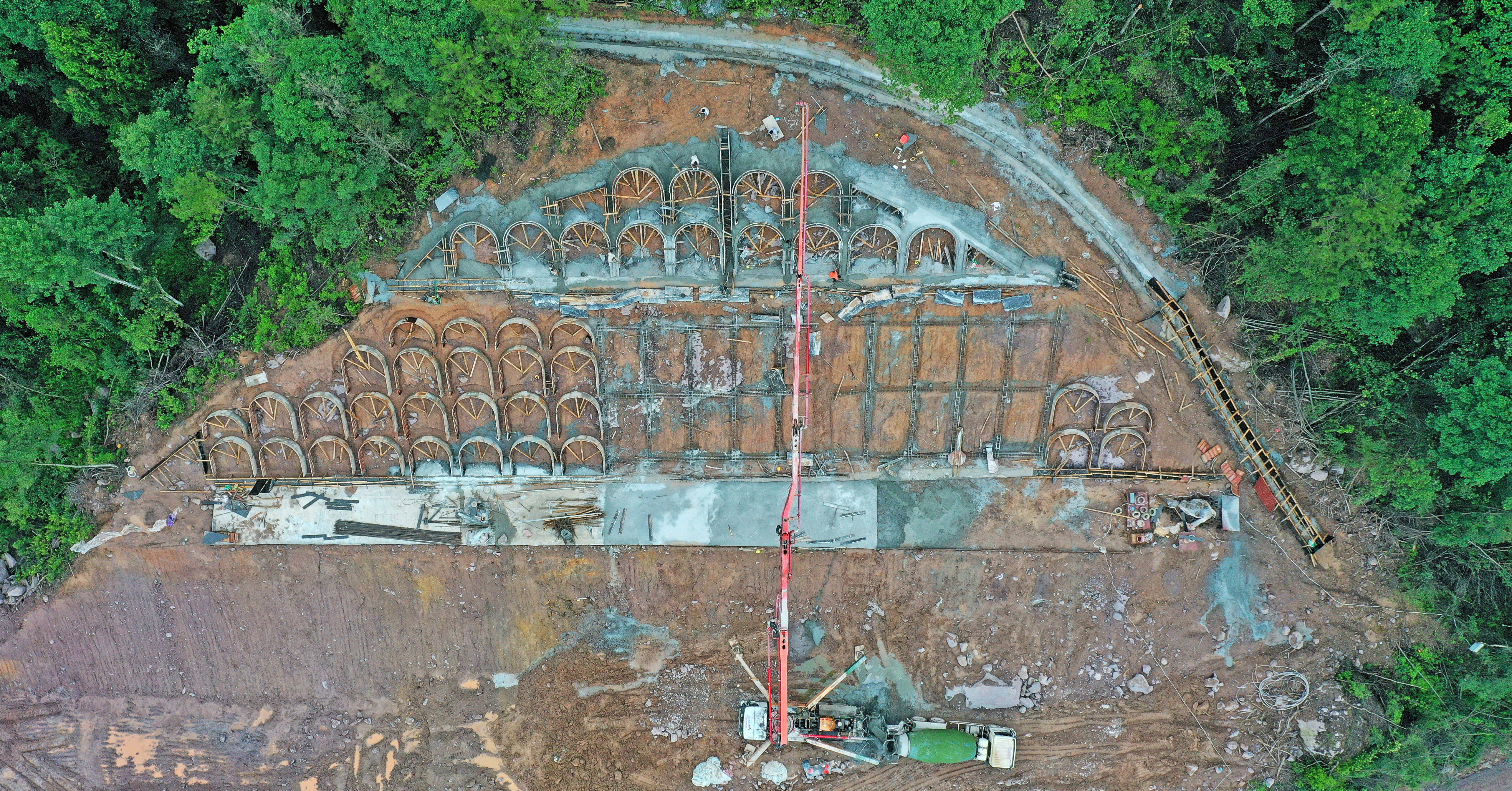 浙江仙居:加固護坡消除隱患 杭溫高鐵裡齊隧道施工正酣