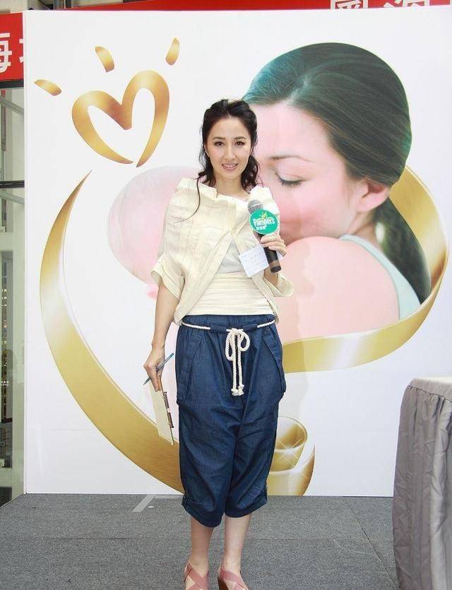 贵妇|张家辉妻子真挺有贵妇感的,穿成富太太样有点显龄,但气质真不错