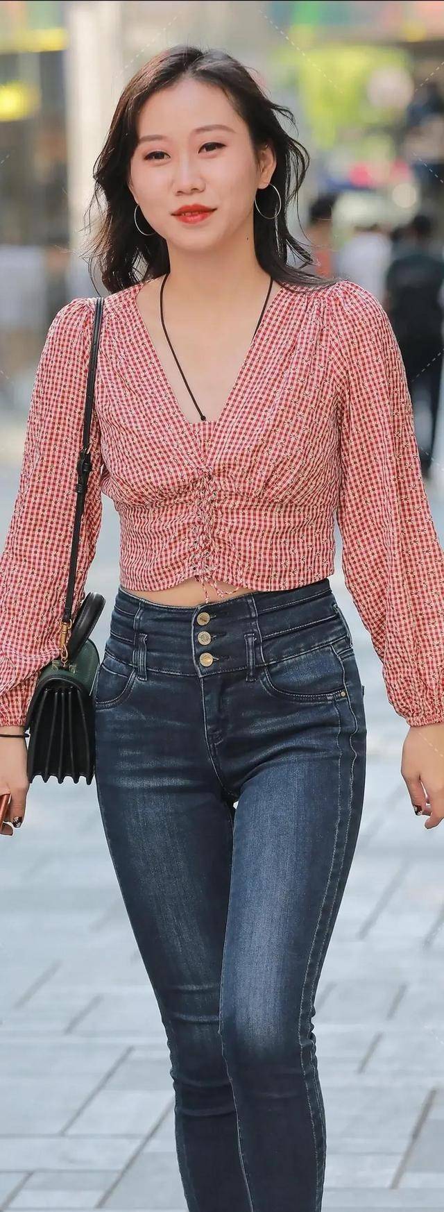 身材|白色荷叶边衬衫和红色格子衬衫，环肥燕瘦各有千秋，好看还有气质