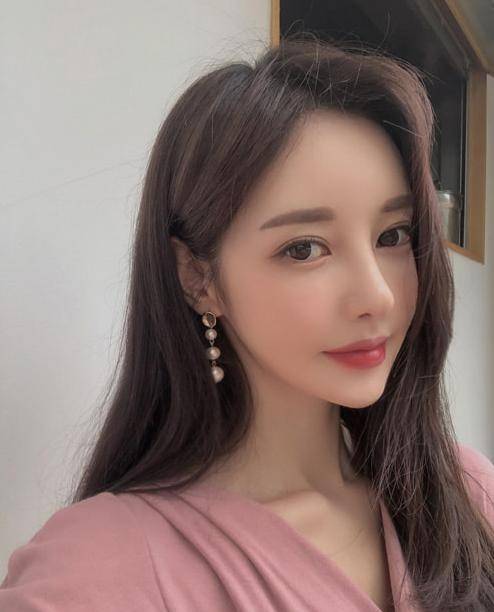 韩模孙允珠日常直播百变精致妆容自拍照,尽显珠珠靓丽动人气质,百变