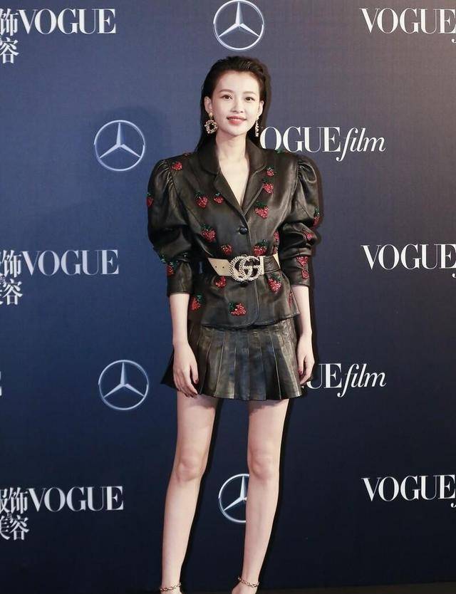 场合|孙怡不愧是时尚辣妈，身穿西装牛仔裤走机场，高挑身材轻松驾驭