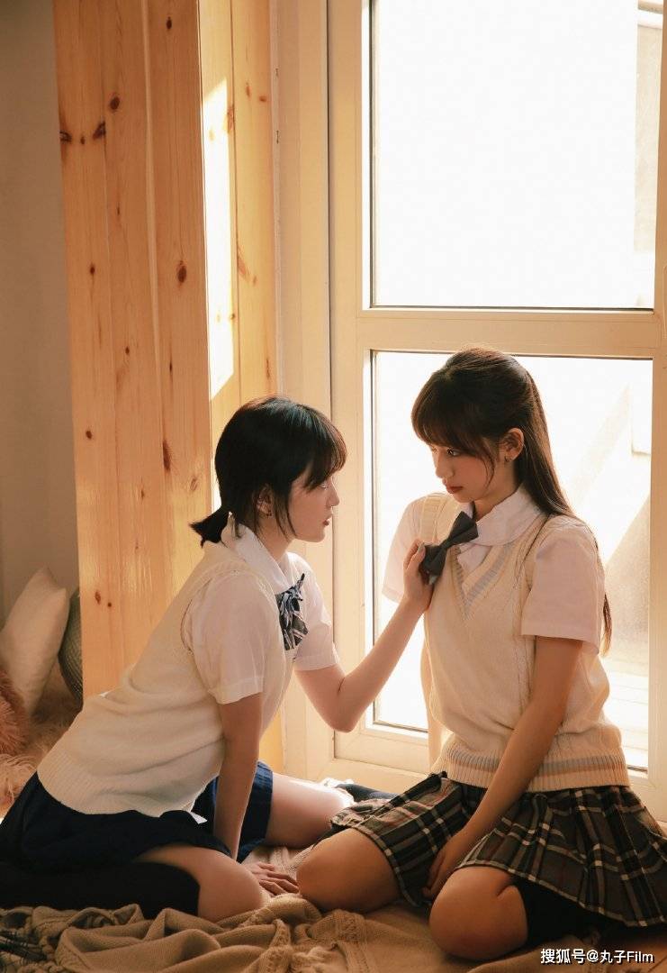 性感美女时尚写真:学生校服姐妹花甜美动人,清纯可爱迷人!