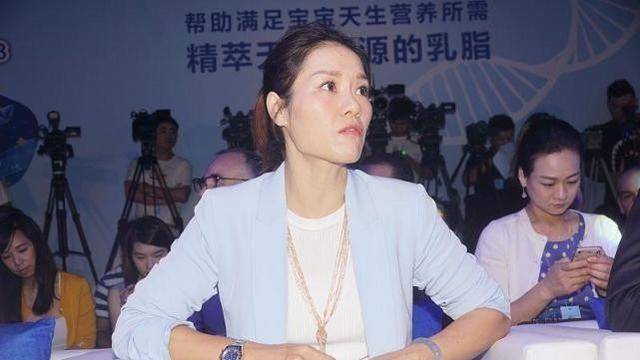 李娜|侯佩岑和李娜同框，两人都穿蓝色，但明星和运动员的差别看出来了