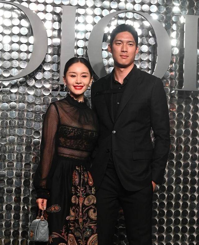 身材|王子文和男友真挺甜蜜的，两人同穿黑色秀恩爱，但别说真挺般配