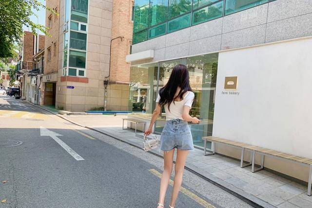 曲线美|韩国模特孙允珠韩版夏日白色大圆领打底T恤配搭牛仔热裤网拍