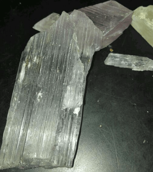 普琳丝被发现于美国北卡罗莱州亚历山大城的绿锂辉又名希登石