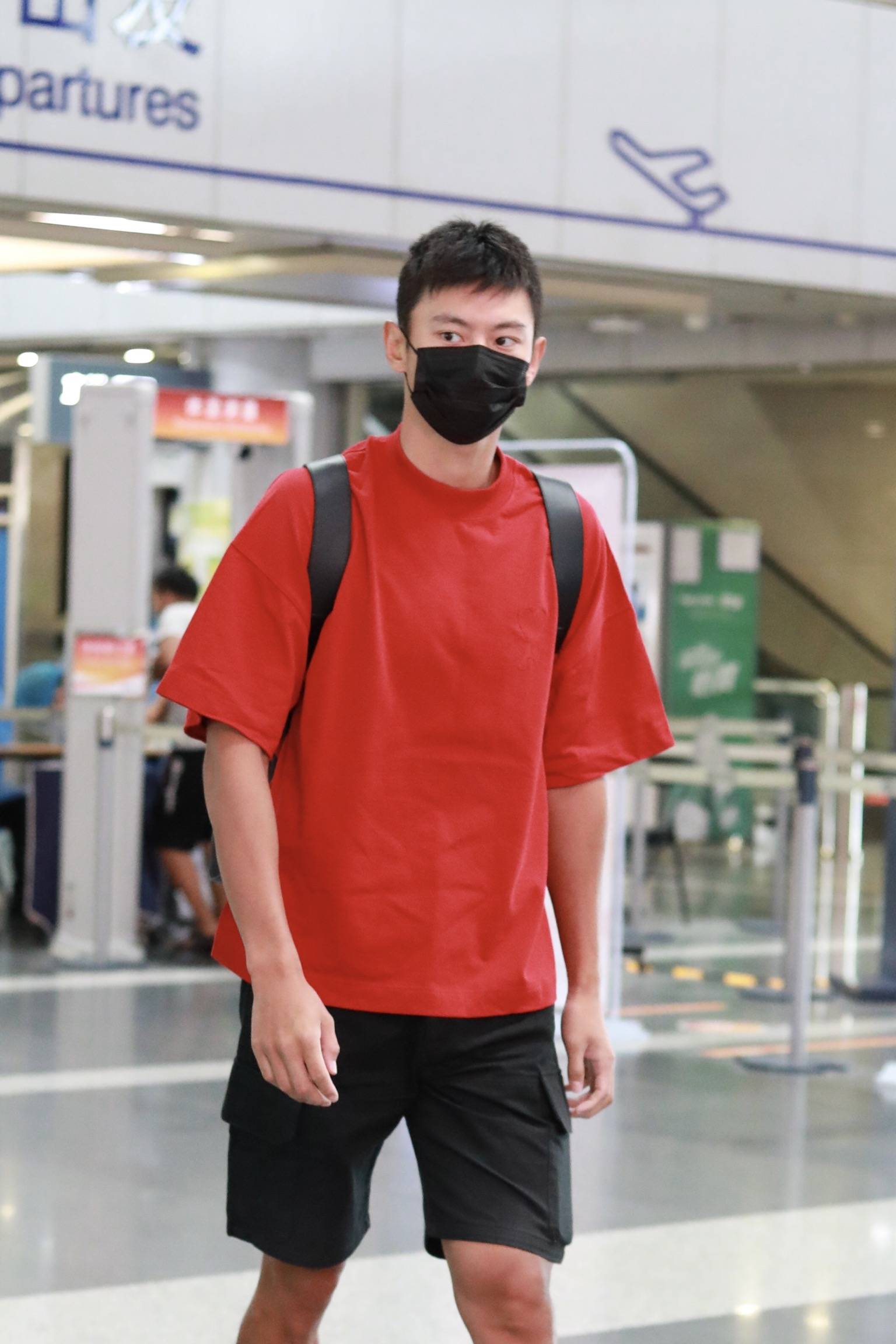 1/ 12 2021年8月3日,北京,宁泽涛现身机场,他在奥运期间穿大红t恤男人