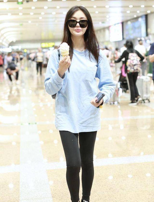 林允腿真是细得过分了穿鲨鱼裤走机场秀长腿真让人羡慕不来