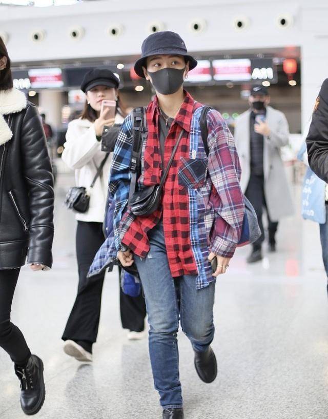 服装|周笔畅私底下真接地气，头发随便抓一抓就出门，素颜出镜也不在乎