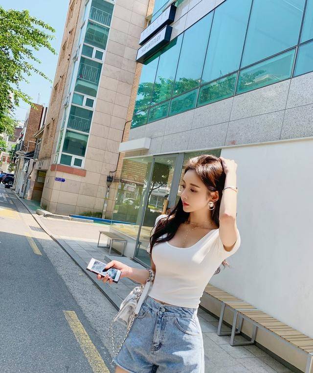 曲线美|韩国模特孙允珠韩版夏日白色大圆领打底T恤配搭牛仔热裤网拍