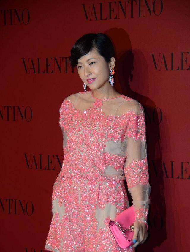 材质|陈奕迅的妻子真挺不一般的，肤色不白还要穿粉色，好在气质很高级