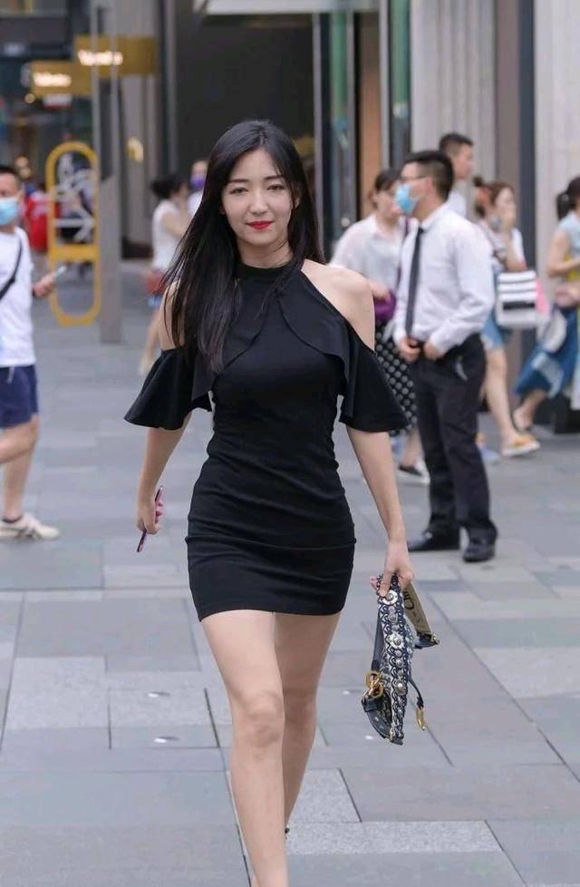 挂脖包臀裙怎么搭_挂脖旗袍包臀裙美女