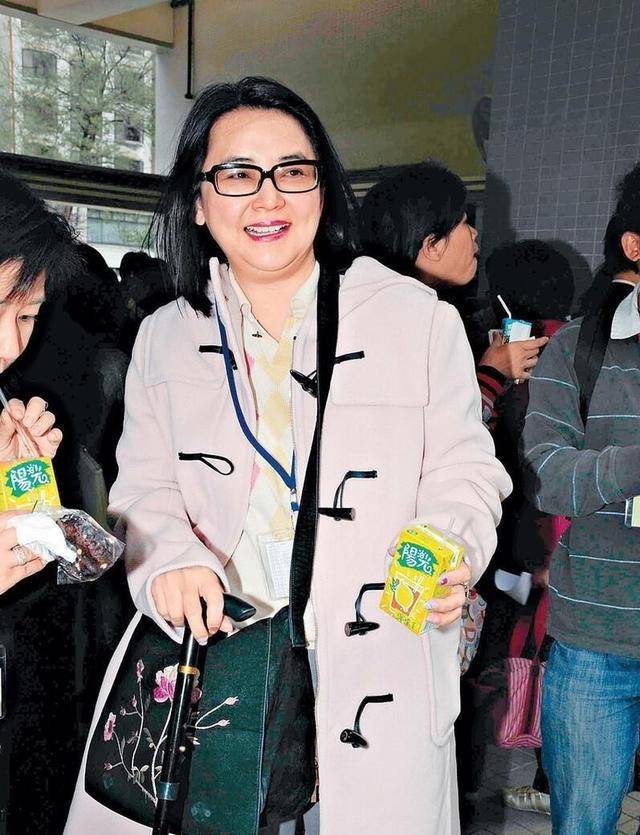 姨奶奶|女人老了也能有魅力，胡慧中皮肤松弛依旧优雅，哪像孙俪的姨奶奶