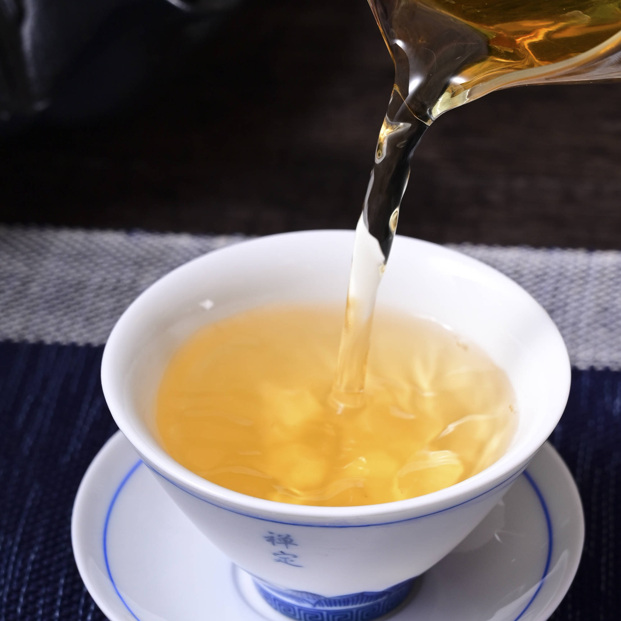 汤色浓艳金黄,入口醇润,清冽欲醉,水路细腻,口感清新,香甜滑润,汤感绵