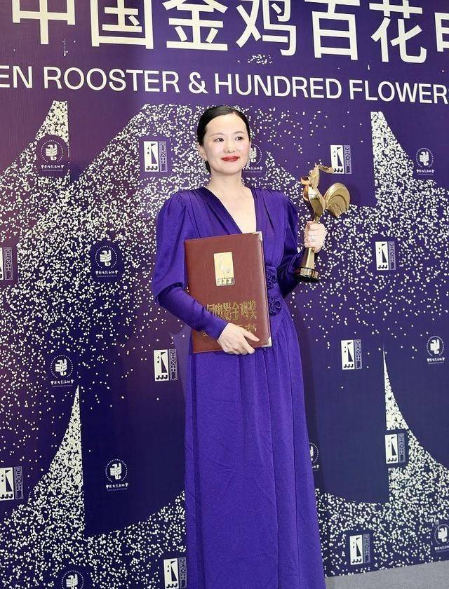 西装|咏梅的气质真绝了，一般人不敢尝试的深紫色长裙，她却穿得高贵