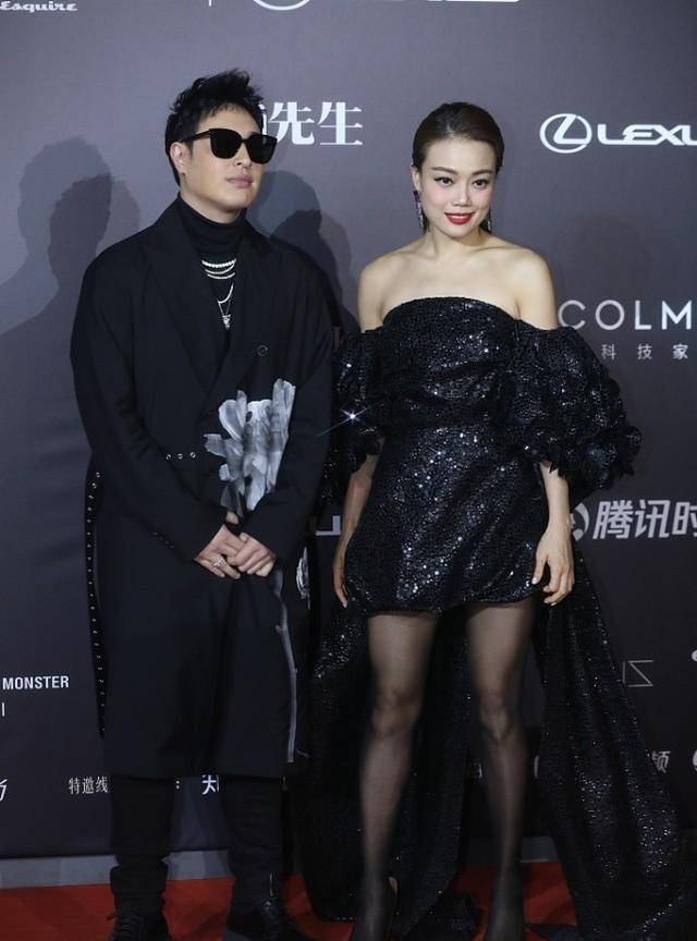 黑色|容祖儿参加浪姐后胆子更大了，露脐装配运动裤秀马甲线，真有魅力