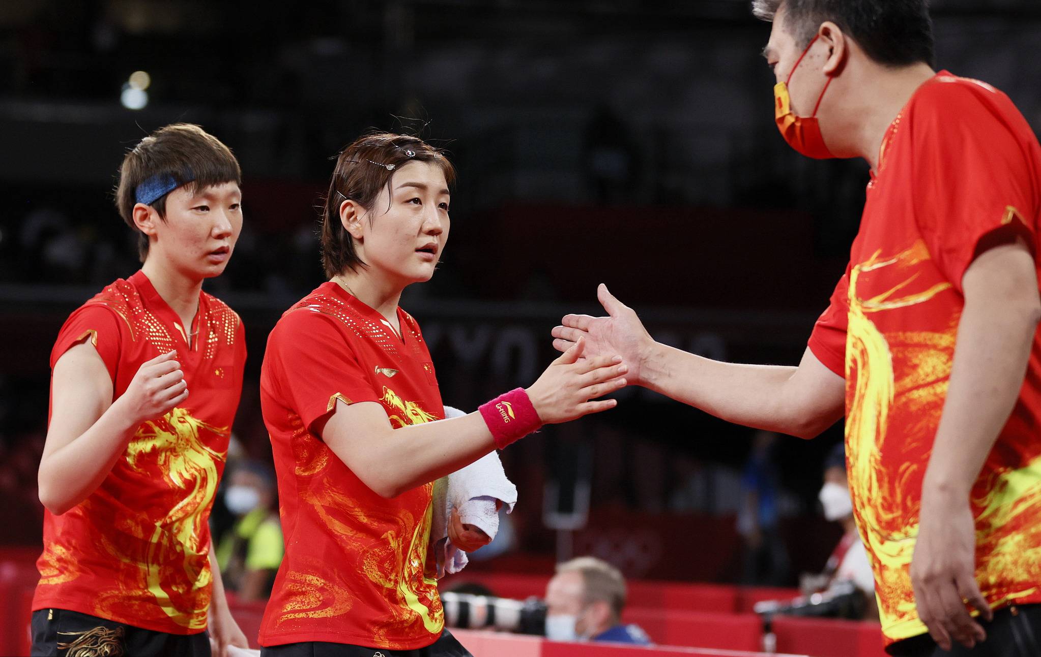 国乒女队3-0夺奥运金牌,陈梦 孙颖莎 王曼昱庆祝