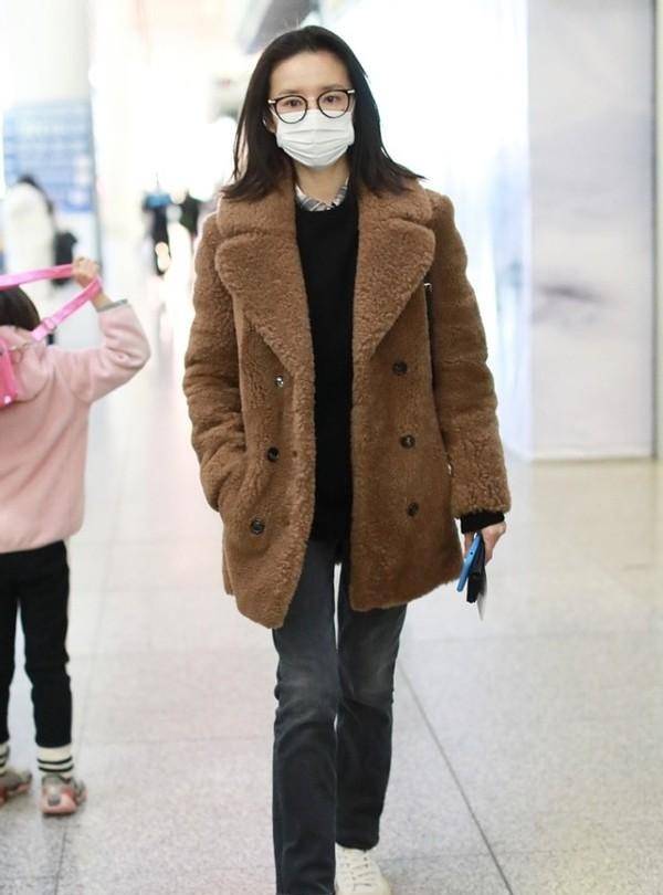 服装|董洁虽然40多了，但素颜依旧能打，除了面容稍显憔悴没缺点