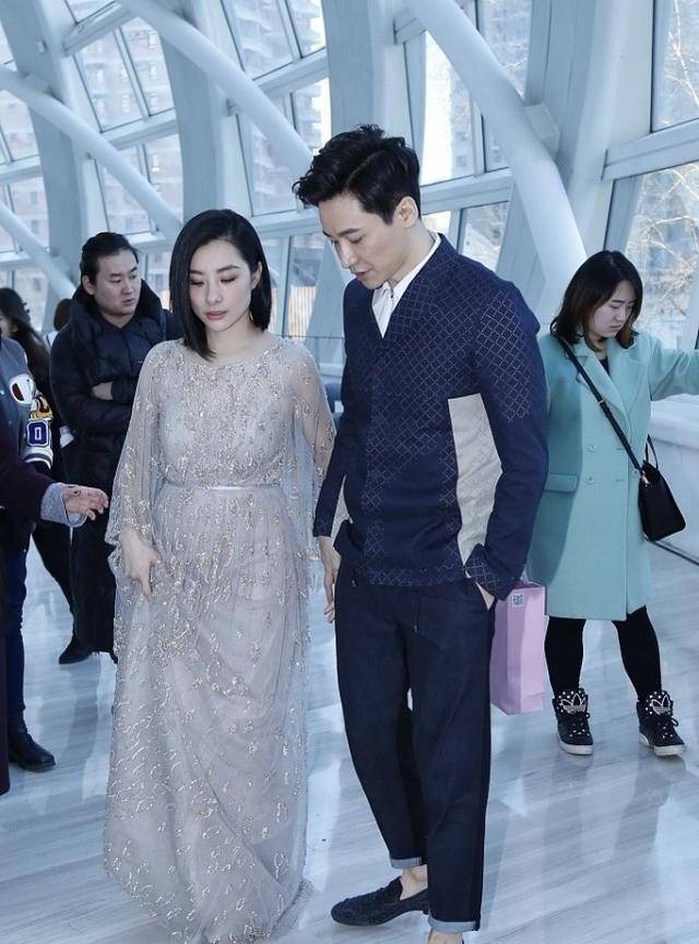 场合|刘璇的裙子有点长，感觉走路都会踩到，但老公在一旁拉着她好体贴