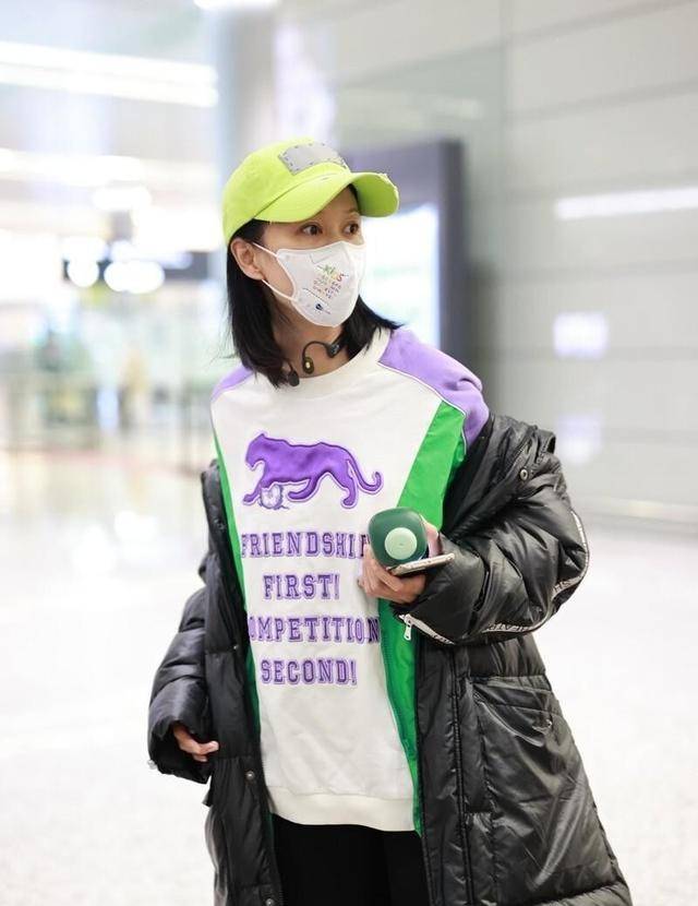 眼袋|倪虹洁还是有些老了,素颜走机场看出了眼袋,但穿衣却挺减龄