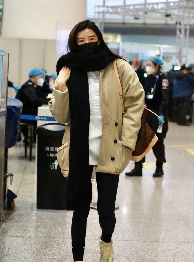 大衣|周韦彤虽然快40岁了，但是保养得依旧很好，这身段一般人比不了