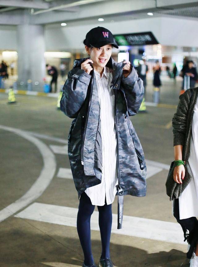 眼袋|倪虹洁还是有些老了，素颜走机场看出了眼袋，但穿衣却挺减龄