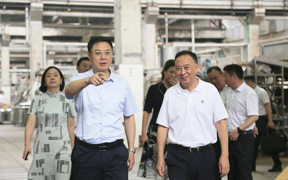 泸州市委副书记市长余先河调研郎酒肯定郎酒四个坚的精神