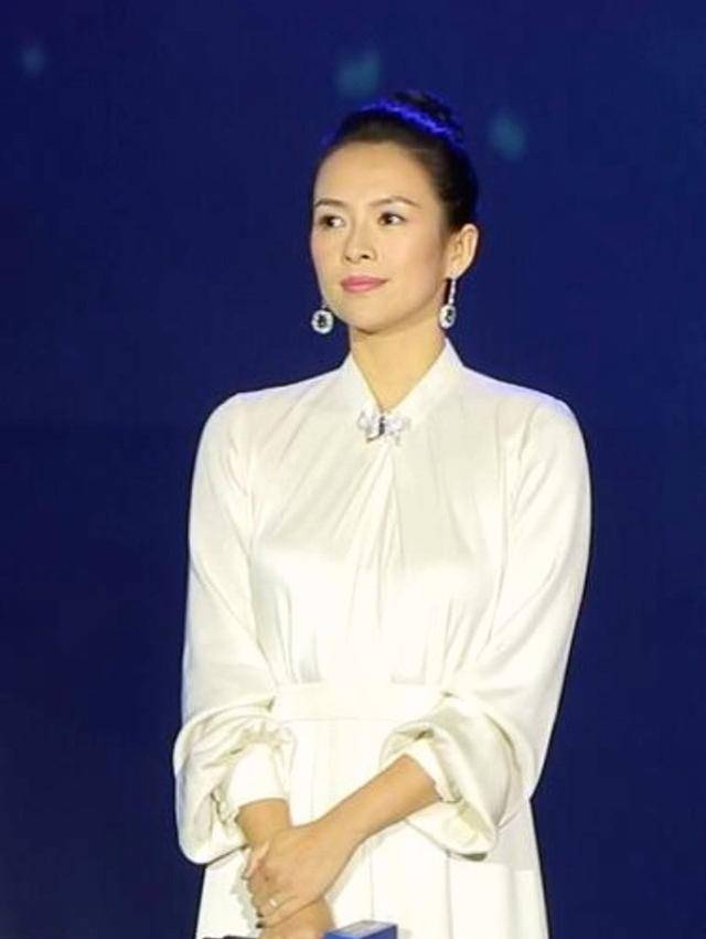 服装|章子怡转型幕后了，一头微卷短发出席活动，虽眼窝深陷但气质优雅