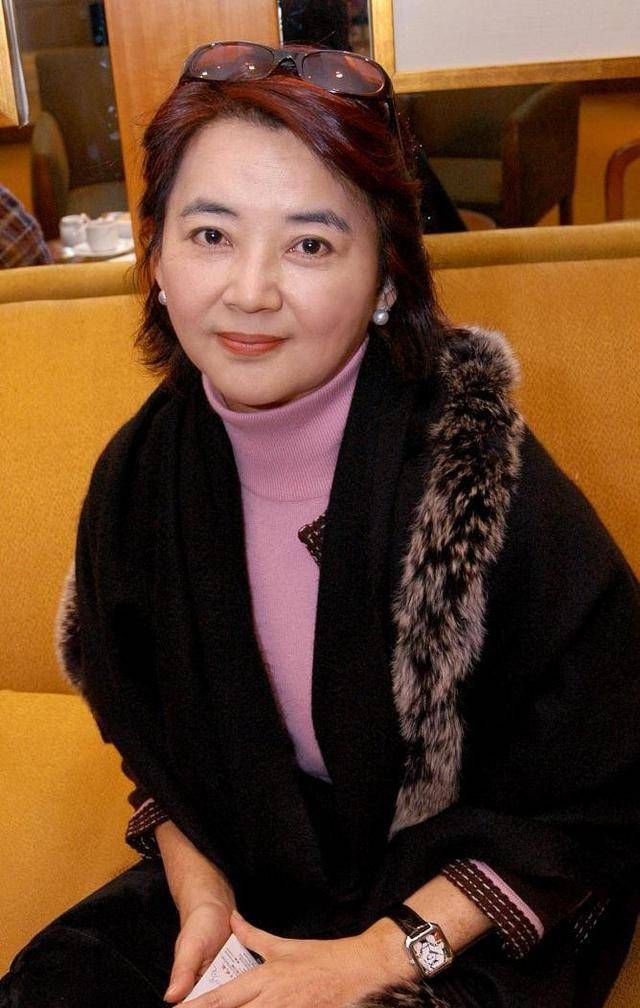 黑色|江珊这造型挺别致，正面看没啥亮点，但一弯腰却很撩人