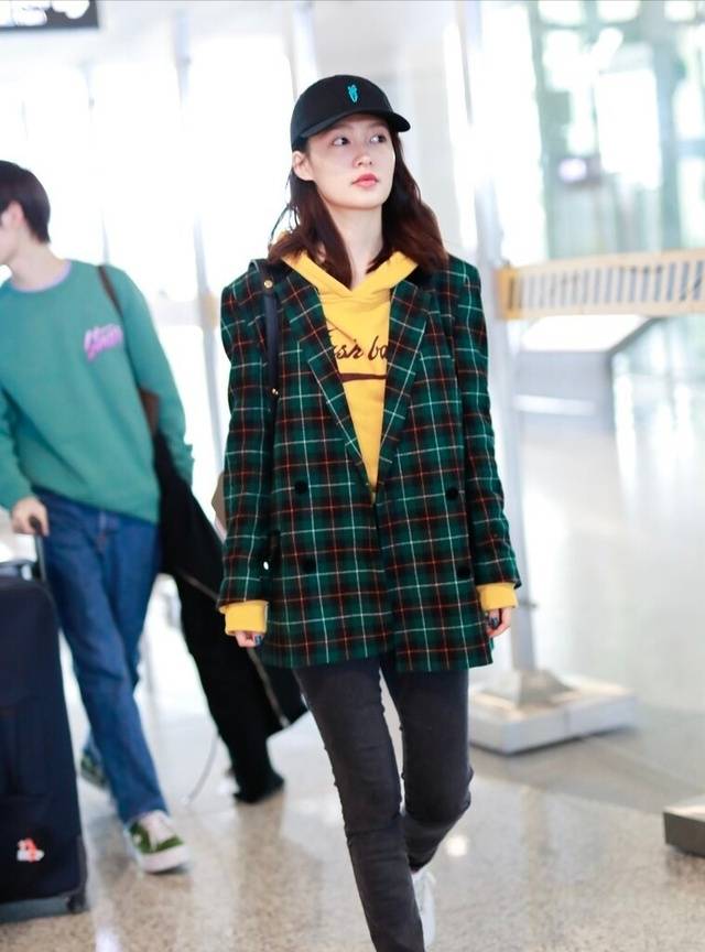 服装|李沁真是会扮嫩,穿明黄色毛衣配破洞裤,时尚感强太减龄