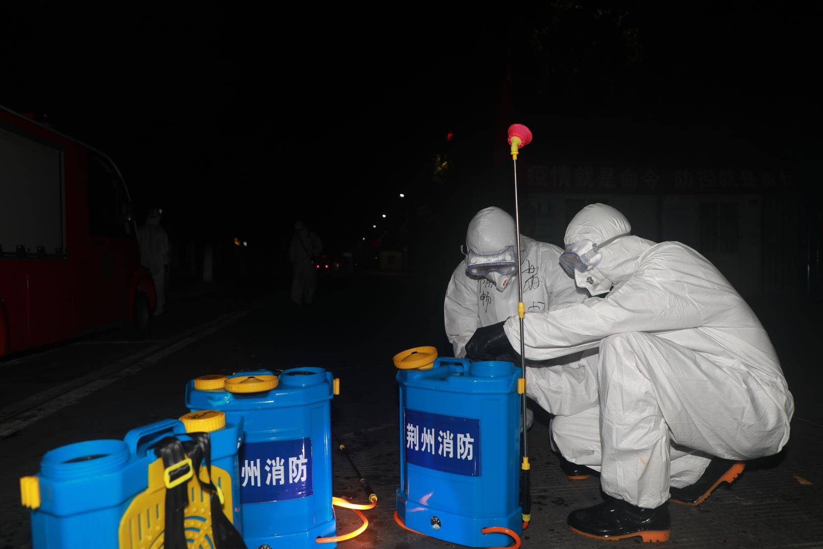 接承父辈旗帜,19岁消防员战斗在疫情封控管理消杀一线