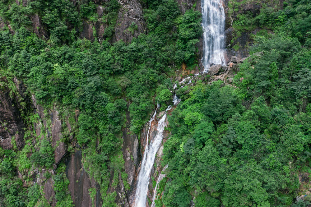 仰望瀑布,瀑水自山崖奔突而出,水沐四溅,形成数米高的水雾,格外壮观