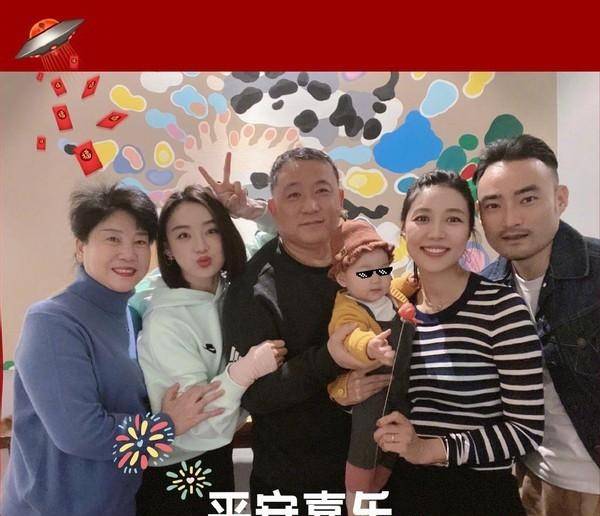 黑色|袁姗姗晒一家子照片,爸妈同框太有夫妻相,她嘟嘴比耶像小女孩