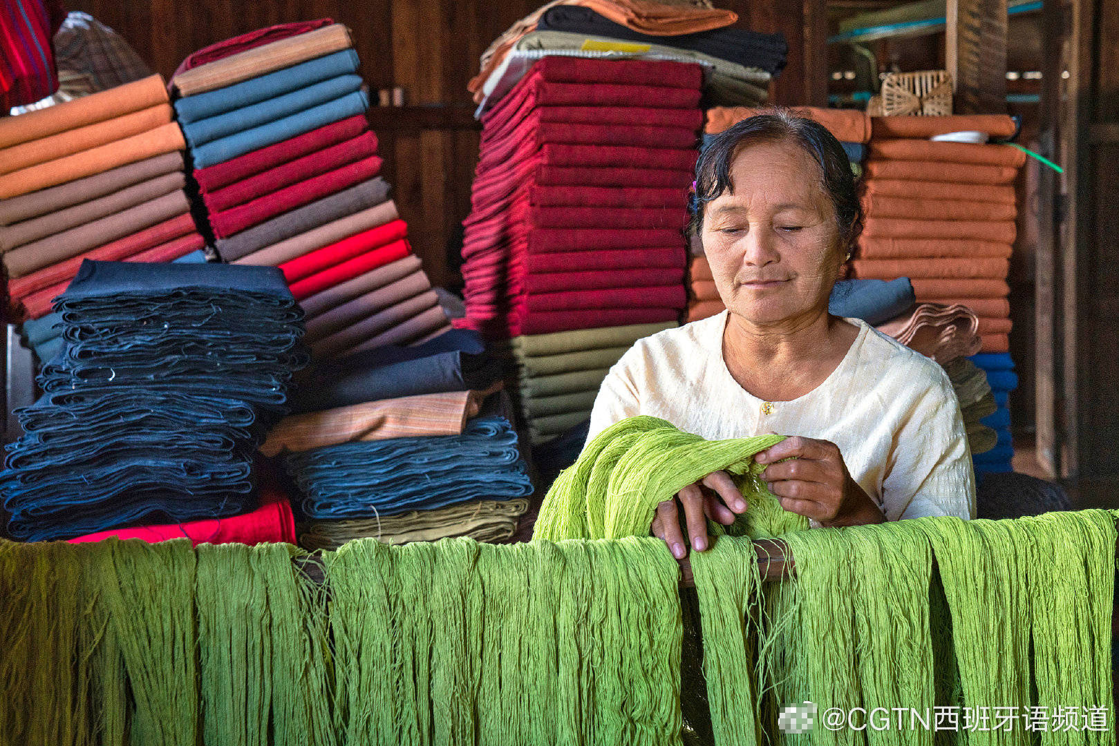 缅甸工人水面晾晒新染织布 五彩倒影"美如画"