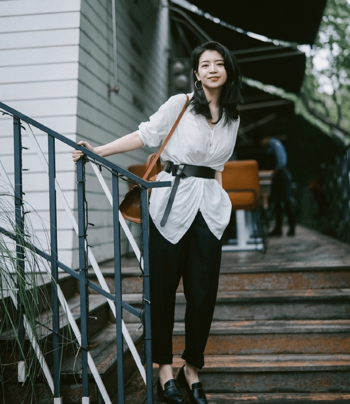 显得|女人不要再把“衬衫”塞裤子了，今年流行这样穿