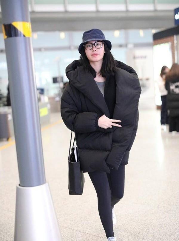 建议|杨采钰戴墨镜酷似刘亦菲,私下穿牛仔裤配棉服走机场,随性又自然