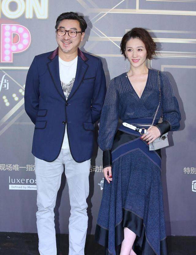 李小冉|李小冉出席活动穿得似新娘,和高圆圆秀姐妹情,两人都很美