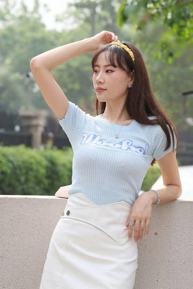 视觉|半身裙搭配蓝色体恤，很适合在夏季选择，视觉降温，同时很显年轻