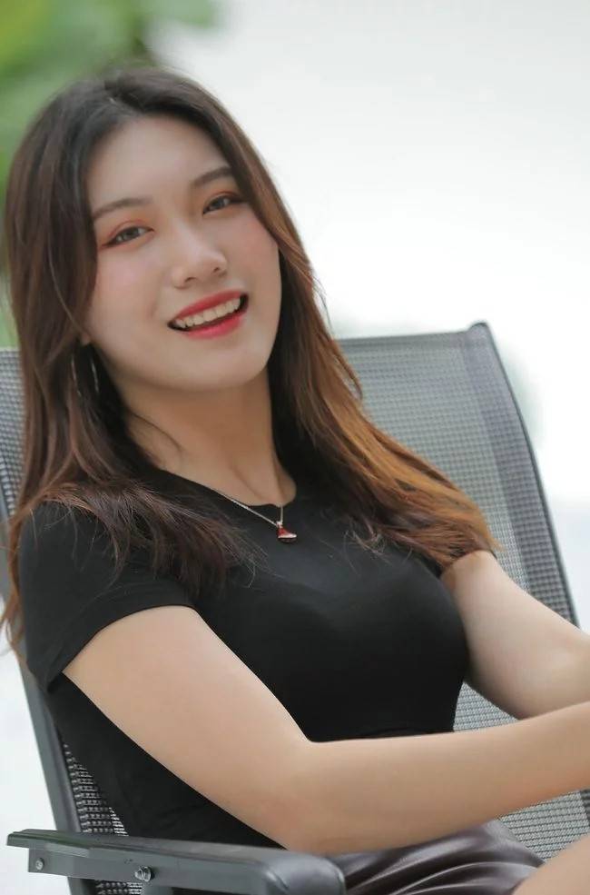 亮点|小皮裙搭配黑色体恤，轻松提升气场，而收腰设计凸显好身材