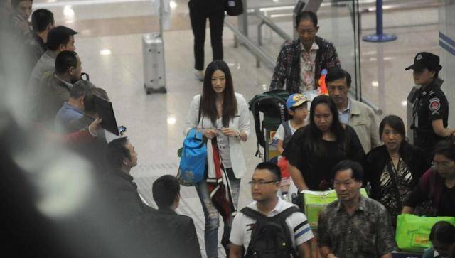 身材|王志文的小8岁妻子真随意，穿双人字拖见老公，挺接地气的