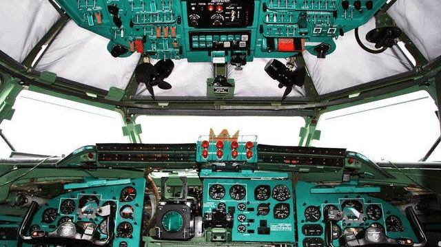 留园网 俄空军图 95m战略轰炸机驾驶舱落后全是仪表盘 6park Com