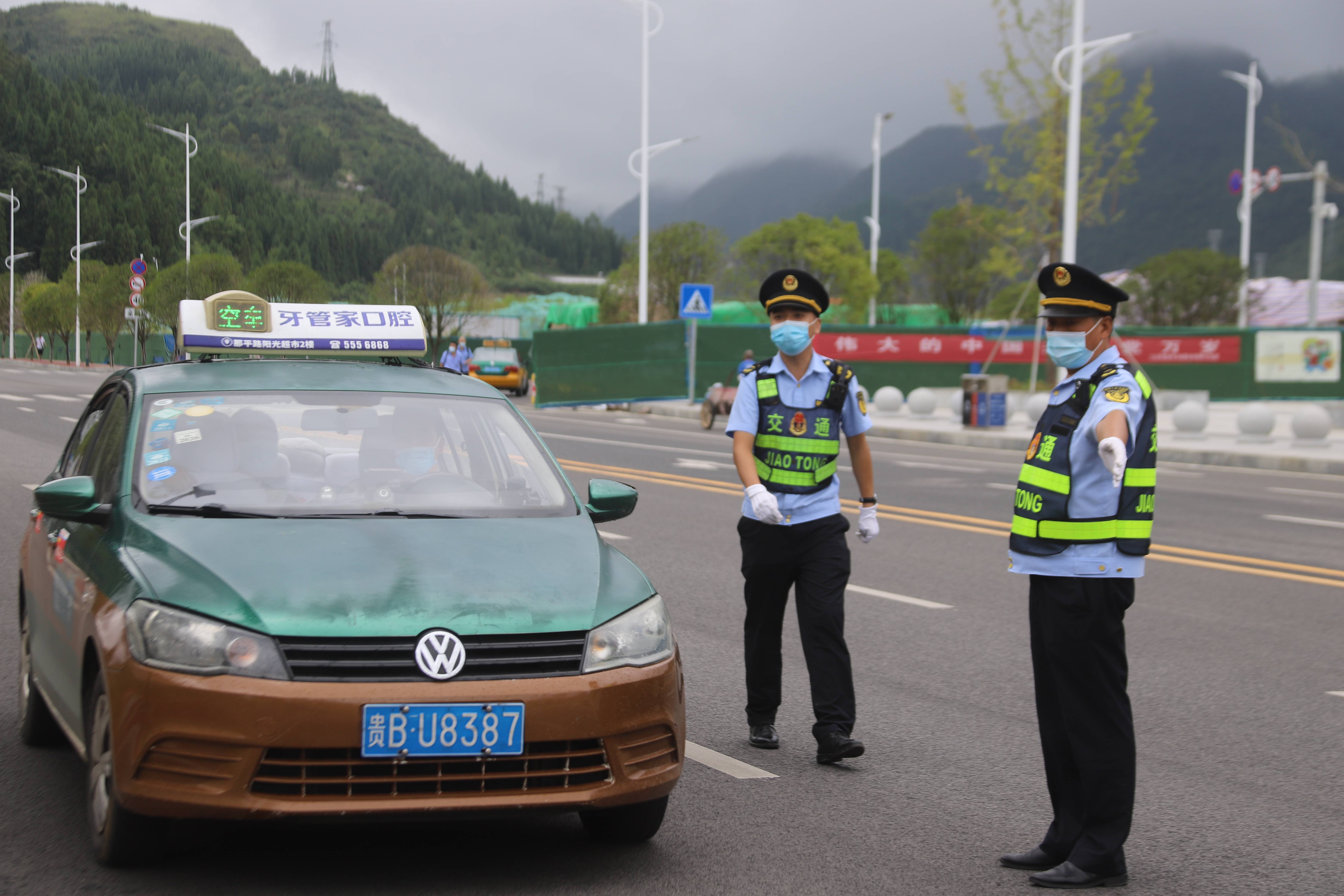 六枝特區交通運輸綜合行政執法大隊開展出租車不規範經營行為集中整治