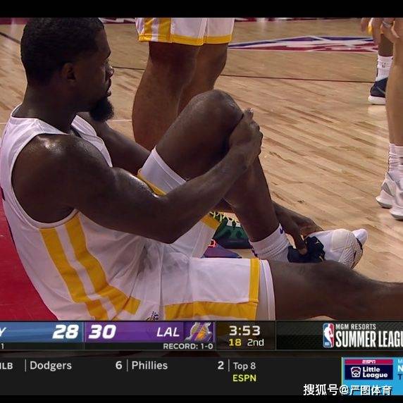 锡安一代球鞋在对抗中被踩爆