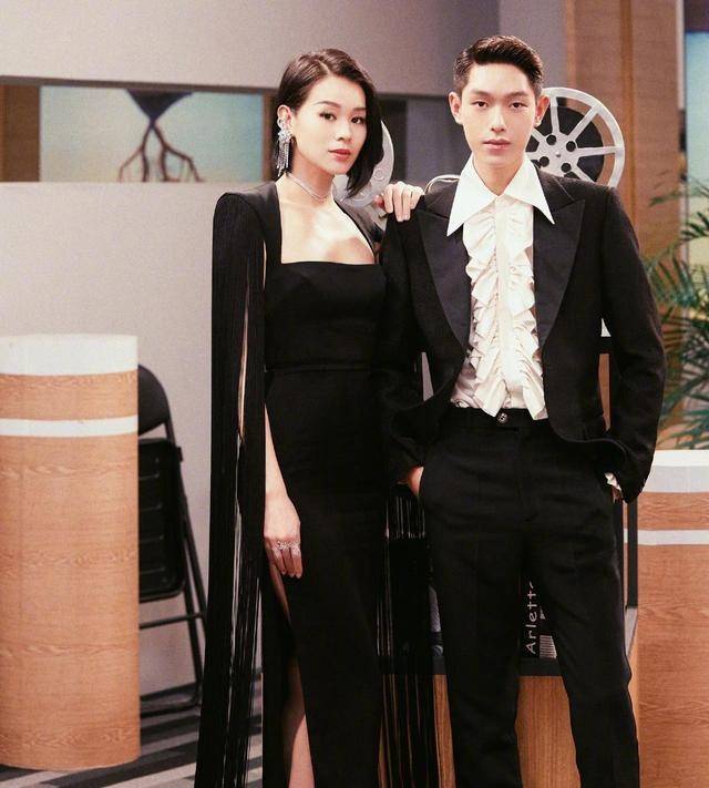 黑色|胡杏儿为捞金挺7月孕肚走机场，轻装上阵有经验，看不出是第三胎