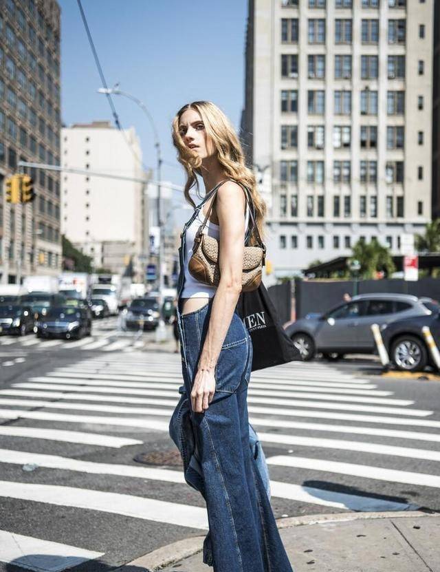 服装|背带裤的潮流风又吹回来了,别老穿普通的牛仔背带裤了,试试这些