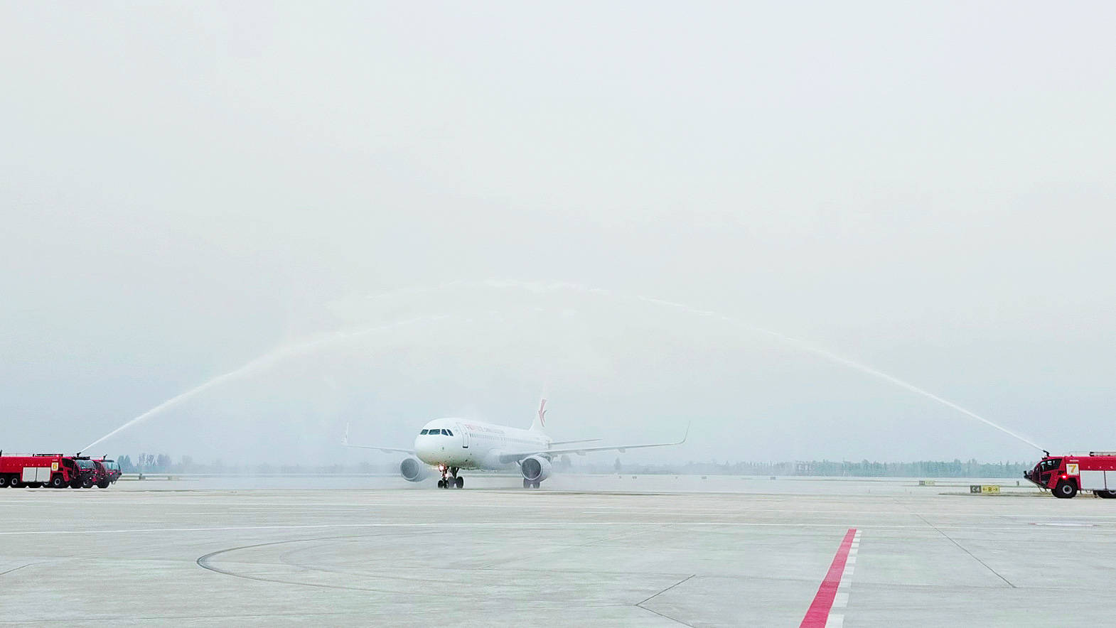 东航MU5671航班“首落”青岛胶东国际机场 机长旅客齐祝福