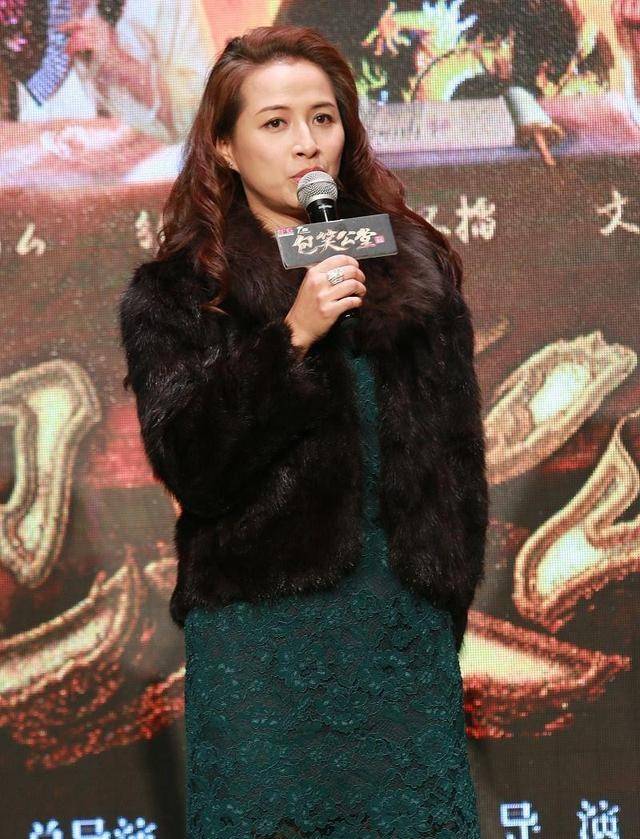 麦家琪这裙子看着有点小,感觉走路都费劲,但却看不出什么赘肉